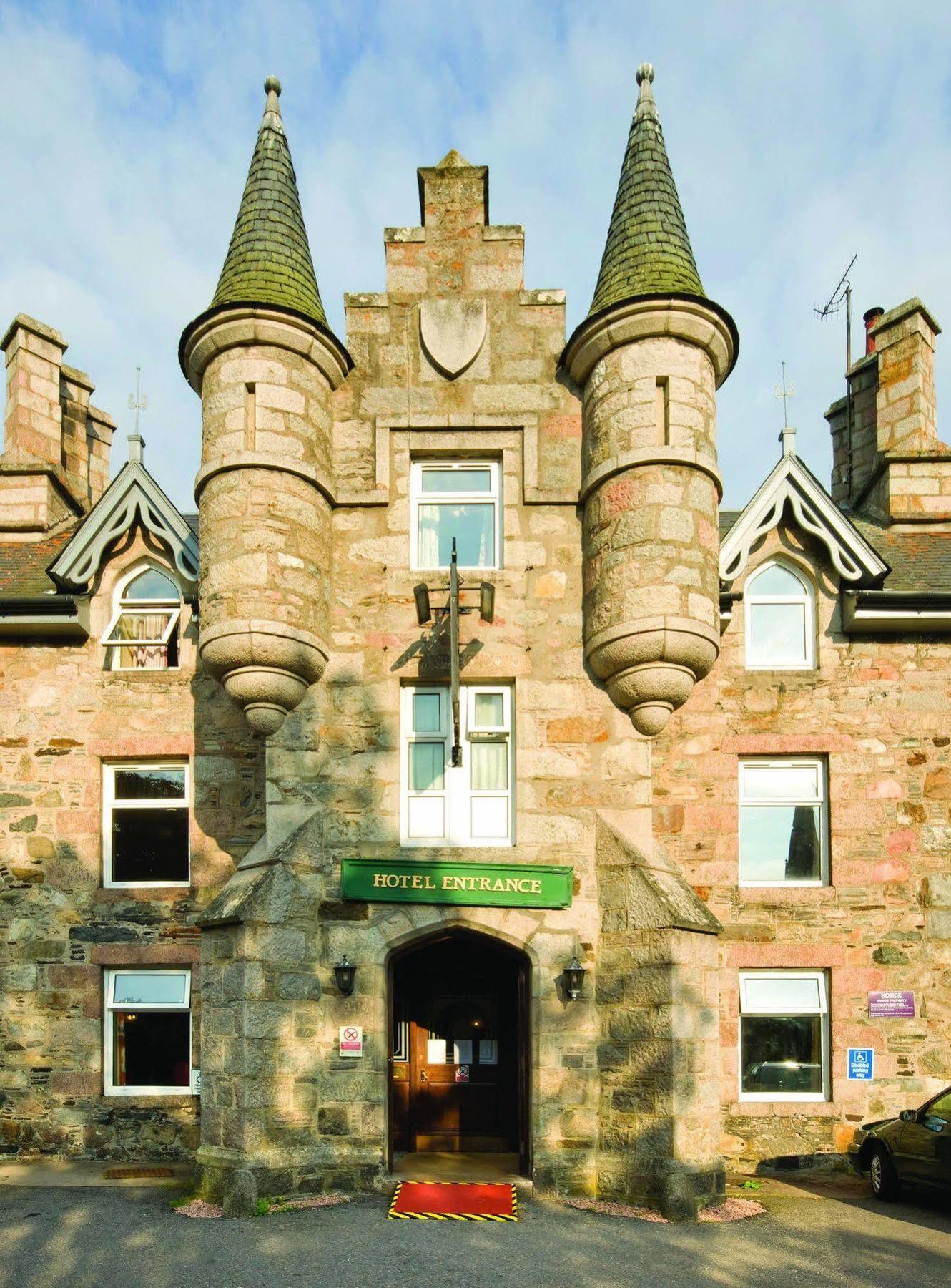 The Invercauld Arms Hotel Ballater Exterior photo